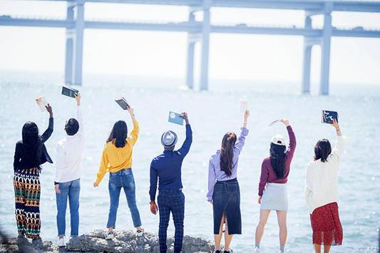手握一缕书香，方能眺望远方。大连理工大学 龙海波 摄